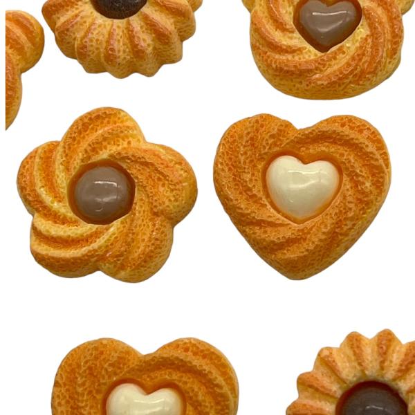 ご覧いただきましてありがとうございます。クッキー風で形が可愛いアクリルパーツです。艶があるので焼きたてのような仕上がりになってます。後ろが平らになっているのでヘアゴムや、インテリアなどいろいろな場所におススメです。いろいろな用途でご使用くだ...