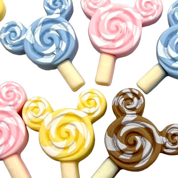 ご覧になって頂きありがとうございます。カラフルなキャンディでクマのモチーフになっているアクリルパーツです。白いグラデーションになっていて今にも食べたくなるようなパーツです。インテリアや、推し活。お子様のヘアゴムなどいろいろな用途でご使用くだ...