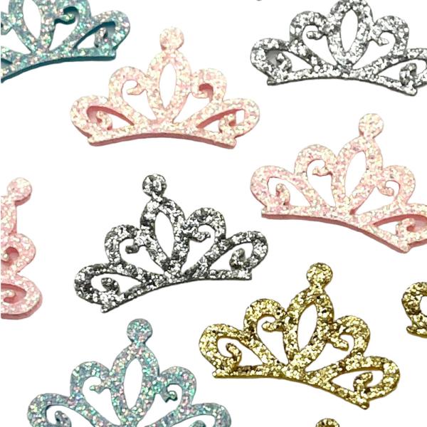 ご覧になって頂きありがとうございます。キラキラ王冠のモチーフのクッションパーツです。キラキラして可愛いので推し活グッズに貼り付けたり、ヘアアクセサリーのワンポイントで付けたりといろいろな用途でご使用ください。【内容数】同色4枚【サイズ】約2...