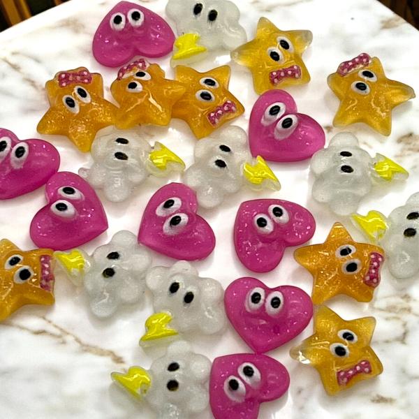 ご覧になって頂きありがとうございます。3種類のモチーフが入っていてお得なアクリルパーツです。小ぶりなのでレジンに入れたり、ネイルにしたりヘアアクセサリーにワンポイントで付けたり、グルーガンや、レジン液などを使用してオリジナルな作品を是非！い...