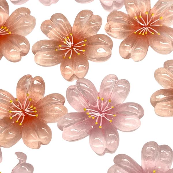 ご覧になって頂きありがとうございます。桜モチーフのアクリルパーツです。クリア素材で透明感があって春らしい色合いになっております。ヘアゴムにワンポイントで付けたり、ピアス。インテリア。後ろが平らになっておりますのでグルーガンなどで付けやすいで...