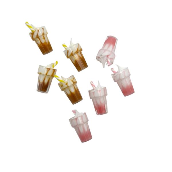 ご覧になって頂きありがとうございます。ミニチュアのスイーツドリンクのデコパーツです。グルーガンなどで回りにデコレーションしたり、フィギュアと一緒に飾ったりいろいろな用途でご使用ください。【内容数】同タイプ2個【サイズ】約3cm×1.5cm ...