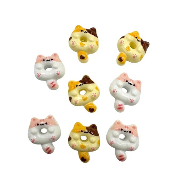 ご覧になって頂きありがとうございます。猫のドーナツ風アクリルパーツです。ポチャッとして可愛い表情のパーツです。後ろが平らになっているので貼り付けやすいです。いろいろな用途でご使用ください。【内容数】同色4個【サイズ】約2.5cm×2cm厚み...