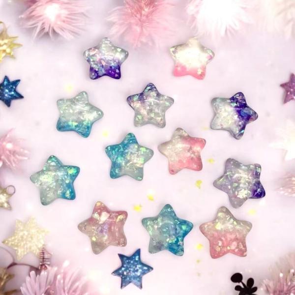 クリア素材でグラデーションの星のアクリルパーツです。グルーガンや接着剤を使って、ヘアアクセサリーやピアス、バッグのデコレーションなどに大活躍間違いなしです。いろいろな用途でご使用ください。【内容数】同色4個【サイズ】約2m×2cm 厚み約6...