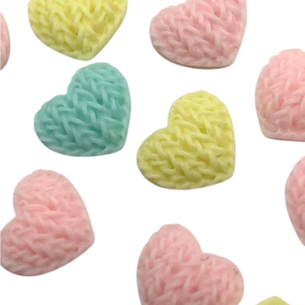 ハートのモチーフデコパーツです。3色のパステル調のカラーになっており、小ぶりなので付けやすいです。後ろが平らになっているのでDIY初心者にもオススメです。いろいろな用途でご使用ください。【内容数】3カラー各9個 合計27個【サイズ】約1cm...