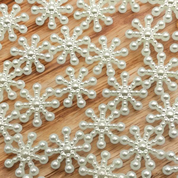 パールのデコパーツです。結晶のようなモチーフになっているのでワンポイントで付けるとオススメです。リボンの真ん中に付けたり、推し活のグッズに付けたりいろいろな用途でご使用ください。【内容数】40個【サイズ】約1.5cm×1.5cm 厚み約1....