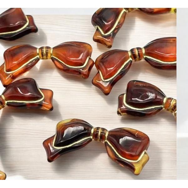 べっ甲のラインアクリルパーツです。綺麗な琥珀色で大人で上品なデコパーツになっております。いろいろな用途でご使用ください。【内容数】10個【サイズ】約1.5cm×2.5cm 厚み約4mm（多少の誤差がある場合がございますのでご了承ください） ...