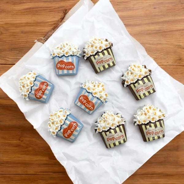 ポップコーンのモチーフのアクリルパーツです。美味しそうなデザインの可愛いパーツです。後ろが平らなっているのでグルーガンや、接着剤などで簡単に貼り付けることができます。いろいろな用途でご使用ください。【内容数】同カラー4個【サイズ】約2.5c...