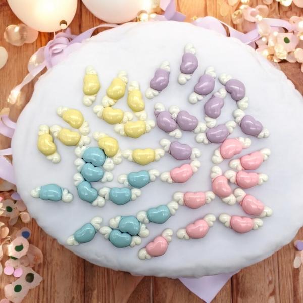 ハートのモチーフのアクリルパーツです。天使のような羽がついていて、パステル系の色合いが可愛いです。小ぶりなのでワンポイントで付けたり、アクセントで付けたりする作品にオリジナリティが出ると思います。後ろが平らになっているのでグルーガンや、接着...