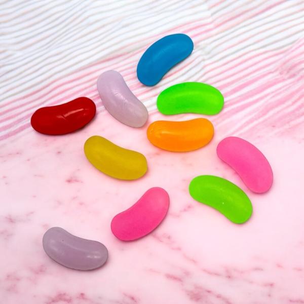 カラフルなビーンズのモチーフのアクリルパーツです。カラーがランダムで入っているのでいろいろな使い方ができます。推し活グッズにワンポイントで付けたり、ヘアアクセサリーやピアスなどにもオススメです。いろいろな用途でご使用ください。【内容数】カラ...