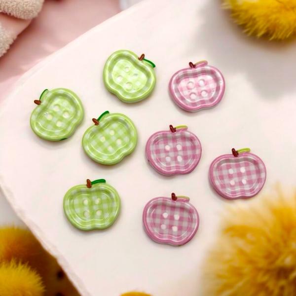 手作りの温かみを感じさせる、可愛らしいりんご型のボタンです。爽やかなグリーンと、キュートなピンクのギンガムチェック柄が、作品に遊び心をプラスします。約2.5cm×2.5cmと使いやすいサイズで、小さなお子様の洋服や小物、バッグやポーチのアク...
