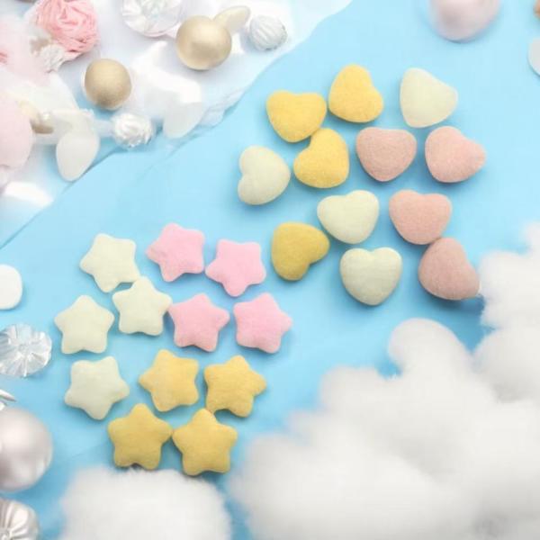 ハンドメイド作品のアクセントに最適な、優しい手触りのクッションパーツです。可愛らしいハート型と星型の2タイプ、温かみのある3色からお選びいただけます。用途例お子様のTシャツ、ズボン、帽子、リュックなどのデコレーションにトートバッグやポーチな...