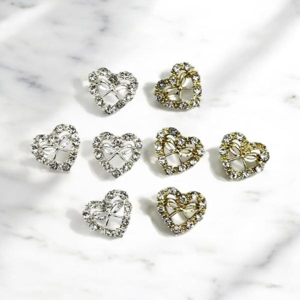 可愛らしいハートとリボンのモチーフが目を引く、キラキラのアクリルパーツです。ラインストーンが埋め込まれており、光を反射して輝きます。ネイルアートやデコレーションに最適です。同色4個入りなので、統一感のあるデザインを簡単に楽しめます。【内容数...