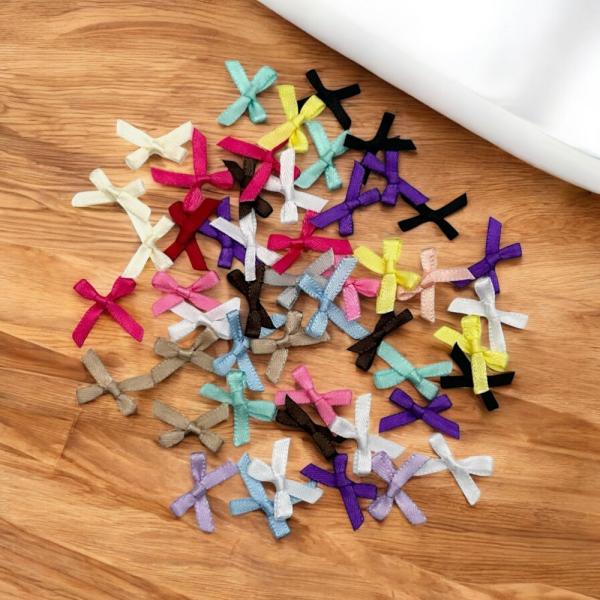 色とりどりの可愛いリボンパーツ50個セットです。ご覧いただきありがとうございますカラフルで可愛いリボンパーツの50個セットです?たくさん入っているので、いろいろな作品作りにお使いいただけます♪【おすすめの使い方】ヘアゴムやヘアピンの装飾にレ...