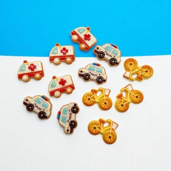 クッキーのような可愛いデザインの乗り物モチーフアクリルパーツです。同じデザイン4個セットでお届けします。◆おすすめポイント◆・立体感のあるクッキー風デザイン・カラフルで子供にも大人にも人気・軽量で使いやすいアクリル素材・ハンドメイド初心者さ...