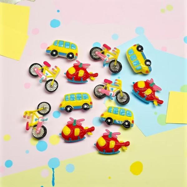 カラフルな乗り物デザインのアクリルパーツ4個セットです。同デザイン×4個入りで、ペアアクセサリーやまとめ使いに便利！■ おすすめの使い方レジンアクセサリー/ピアス・イヤリング/キーホルダー/デコレーション/スクラップブッキング/子供向けクラ...