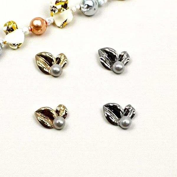 小ぶりで繊細なデザインなので、さりげないアクセントとして使いやすいサイズです。パールの優しい輝きとハートの可愛らしさが魅力的なパーツです。活用例ネイルアートの装飾ピアス・イヤリングのパーツヘアアクセサリーのデコレーションレジンクラフトの封入...