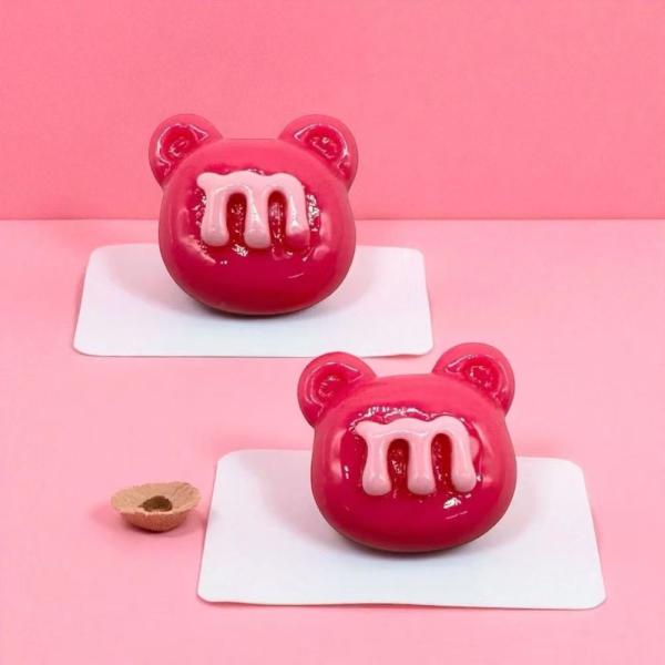 商品の特徴キュートなくまモチーフぷっくり立体的でツヤのあるピンク色のくまデザイン♪「m」の文字入りで、とってもかわいい仕上がりです。使い方いろいろ【ヘアアクセサリーに】ヘアゴムに通すだけで簡単にオリジナルヘアゴムの完成！【キーホルダーのワン...