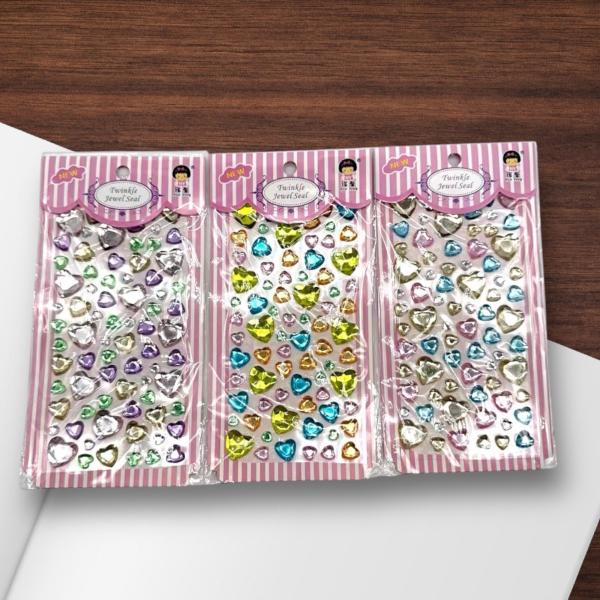 ★キラキラ輝くハート型シールセット★可愛いハートモチーフのジュエルシールが約80個入った、お得なステッカーセットです。手帳デコ、スマホカスタマイズ、ラッピングなど様々な用途にお使いいただけます。■おすすめポイントメタリックな質感で高級感UP...