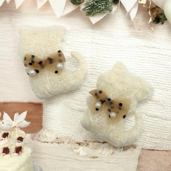 ふんわり柔らかなフェルト素材で作られた、キュートな猫モチーフのパーツです。レオパード柄のチュールリボンとパールがポイントの上品で可愛いデザイン。ブローチピンを取り付けるだけで、簡単におしゃれなアクセサリーが完成します！◆デザインポイント・ふ...