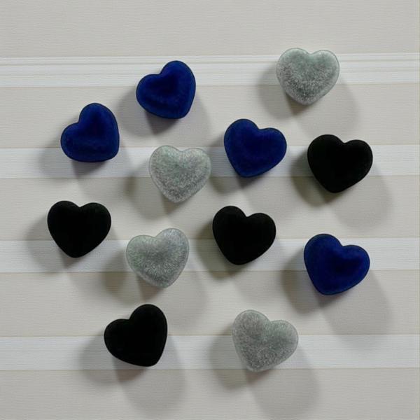 高級感のあるベルベット調ハートパーツ表面がベルベット調の起毛加工されたハート型アクリルパーツです。マットな質感と上品な風合いが特徴で、ハンドメイド作品に高級感をプラスします。■活用例・ピアス、イヤリングなどのアクセサリー制作・レジン作品の封...