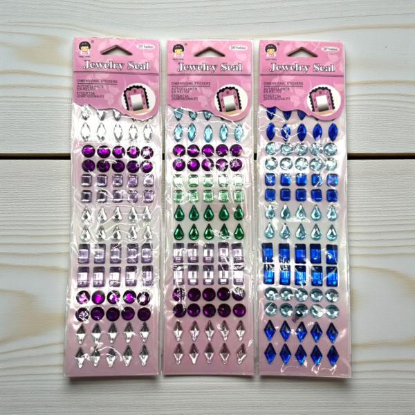 キラキラ輝く立体ジュエリーシール♪約70個入りでたっぷり使える!■特徴立体的なクリスタル風デザイン裏面シール式で貼るだけ簡単キラキラ輝く高級感接着剤不要初心者でも扱いやすい■活用例・スマホケースデコ・ネイルアート・ピアス・イヤリング制作・手...