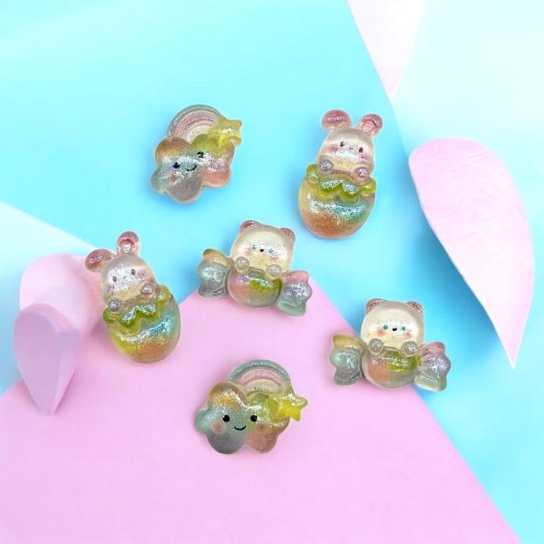 ふんわり可愛いオーロラカラーのアクリルパーツ2個セットです。虹と雲、キャンディ動物、マカロン動物の3デザインからお選びいただけます。レジンアクセサリーの封入素材として、またスマホケースやヘアアクセサリーのデコレーションパーツとしてお使いいた...