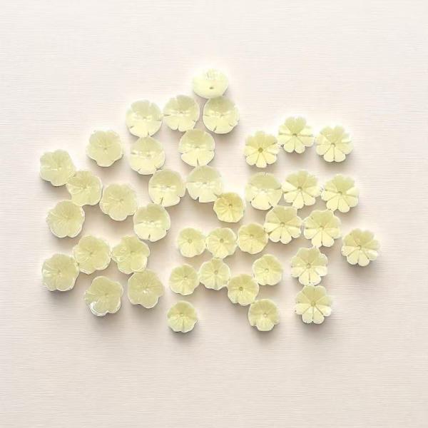 小さめサイズの花型アクリルパーツ10個セット■用途・ピアス、イヤリング、ネックレスなどアクセサリー制作・ネイルパーツ・スマホケースデコ・キーホルダー、バッグチャーム■サイズAタイプ：約1cm×1cm/厚み約3mm（5枚花びら・中央穴あり）B...