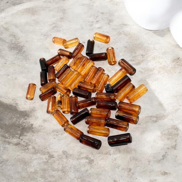 穴あき筒状アクリルパーツ 50個■サイズ約1cm × 0.2cm厚み：約4.4mm穴部分内径：約1mm■内容数：50個■素材：アクリル■おすすめポイント・高級感のあるべっ甲調デザイン・軽量で身に付けやすい・ピアス、イヤリング、ネックレスなど...