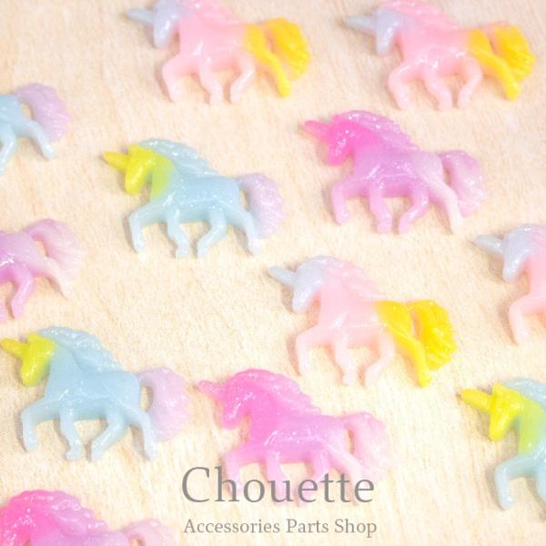 ご覧になって頂きありがとうございます。大人気のゆめかわ色パーツ！可愛いユニコーンのアソートデコパーツです♪色々なハンドメイドアクセサリー制作にお役立てください^ ^■内容詳細【デザイン】ユニコーン【内容数】4個【サイズ】約22mm×33mm...