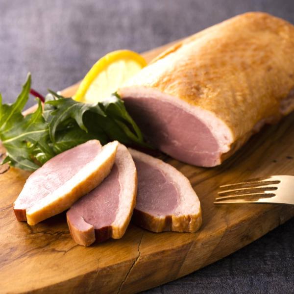 某有名料理ショーの特選素材にも選ばれた、フランス原産のバルバリー種の鴨を日本の豊かな自然環境の中で飼育、生産された鴨のむね肉を桜のチップでスモークし、高級珍味に仕上げました。パーティーのテーブルに置けば豪華な演出をしてくれること間違いなし！...