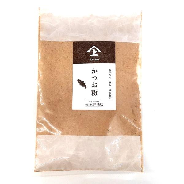 国産鰹節を粉末状にしました。和え物に混ぜたりつけ麺のスープに入れてと使い方は様々です。お料理に かつおの風味や味を足したい時にも。【 永井の鰹節 】美味しい鰹節は、まず材料にあると房州はもちろん鹿児島県枕崎や山川など質の高い鰹節を全国から探...