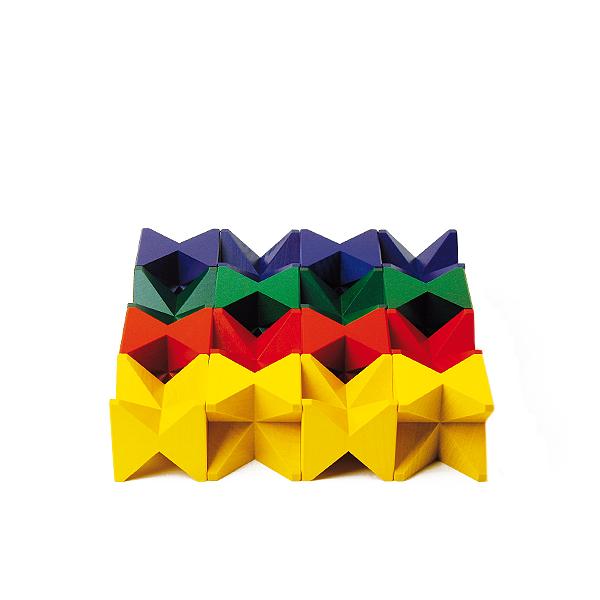 ■商品詳細●サイズ  ・パッケージ：21.5×21.5×6cm・積み木：5×5×5cm●素材  ・木製（カエデ材）●仕様  ・セット内容：積み木16ピース、ネフパターンブック付・安全基準：ヨーロッパ安全基準CE●備考  対象年齢：1歳〜