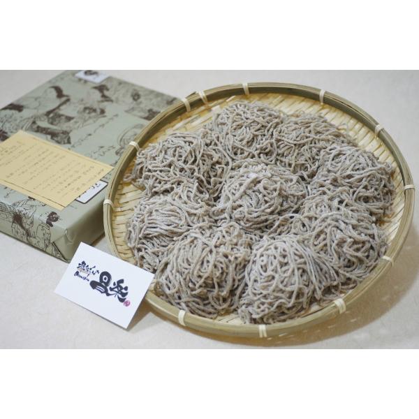 秩父の源流水で打った生そばです。粗く挽いた蕎麦粉を使った田舎蕎麦。風味豊かなお蕎麦をご家庭でも気軽に味わえます。