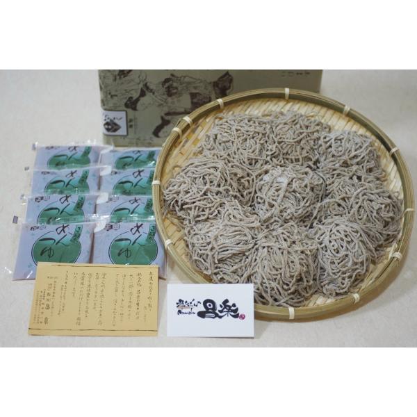 秩父の源流水で打った生そばです。粗く挽いた蕎麦粉を使った田舎蕎麦。風味豊かなお蕎麦をご家庭でも気軽に味わえます。