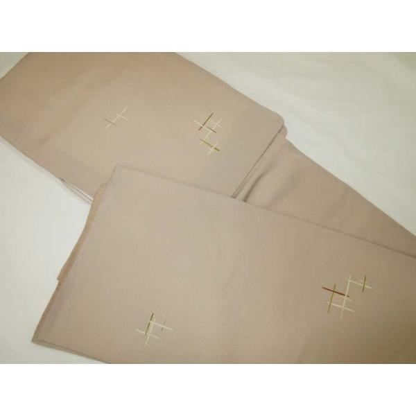 小紋・色無地・紬全般・コート・帯・袴を仕立て上がっている状態で、丸洗いをいたします。簡単なしみが京洗いで綺麗になる場合もあります。仕上げにプレス加工をしてご納品致します。京都の専属の職人が丁寧に取り扱います。また、しみが残ったものは見積もり...