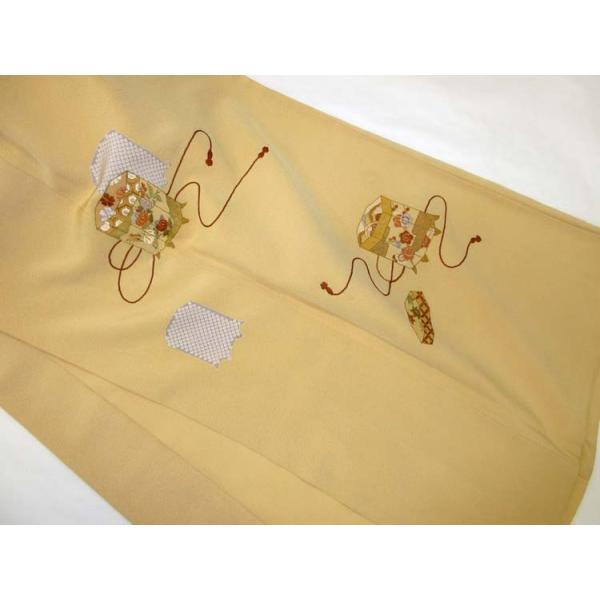 訪問着・附下げを仕立て上がっている状態で、丸洗いをいたします。簡単なしみが京洗いで綺麗になる場合もあります。仕上げにプレス加工をしてご納品致します。京都の専属の職人が丁寧に取り扱います。また、しみが残ったものは見積もりを差し上げます。見積も...