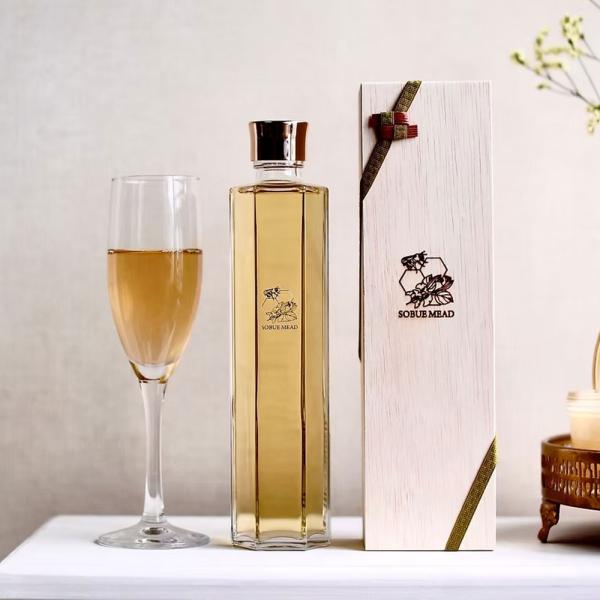 送料無料（ラッピング・送料込みで企画されたギフト商品）でお届けします。"SOBUE MEAD"は、祖父江町の緑豊かな地で日本みつばちが作り上げた特別な、蜂蜜酒です。地元で収穫された蜂蜜を使用し、伝統的な製法で丁寧に仕上げられています。味わい...