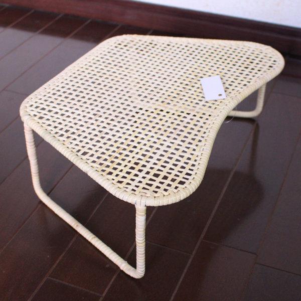 籐できた正座椅子です。軽くて丈夫で、持ち運びも比較的楽にできます。高齢者や足の血行に伴う健康を考え、正座の際の脚や膝への負担を助けるイスとして人気商品。膝を折り曲げると痛みが伴う方に喜ばれています。法事など畳や床に長時間の正座が辛くなるシー...