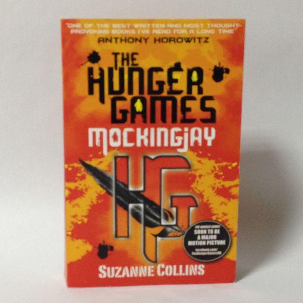 ■種別：中古洋書■著者：Suzanne Collins（スーザン・コリンズ）■言語：English（英語）※本のフチに経年の汚れジミあり。中への影響は一部に留まるようです。