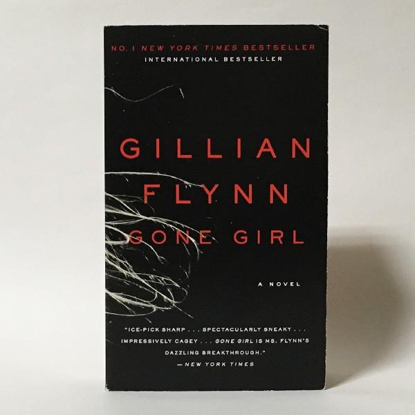 ■種別：中古洋書■著者：Gillian Flynn（ギリアン・フリン）■言語：English（英語）※本文フチに若干ヤケあり。※古本ですので相応の使用感やスレ、キズは見られますが、読むにあたっての極端なダメージはありません。