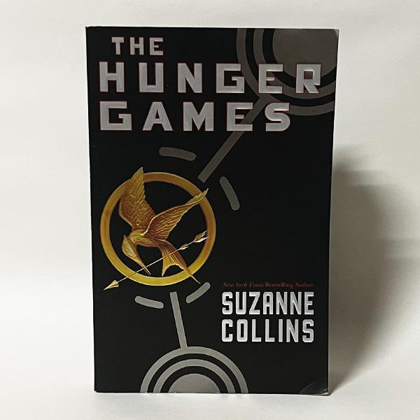 ■種別：中古洋書■著者：Suzanne Collins（スーザン・コリンズ）■言語：English（英語）※古本ですので相応の使用感や多少のスレ、キズ等は見られますが、読むにあたっての極端なダメージはありません。