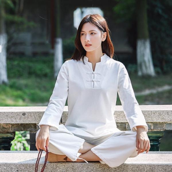 綿麻素材の春夏用レディス太極拳服です。立ち襟とVネックをいう仕様が女性らしさを表現しています。各色長袖版と7分袖版があります。長袖をご希望の場合は長/○○色を、7分袖をご希望の場合は、7分/○○色をご選択ください。※お取り寄せ商品につき、お...