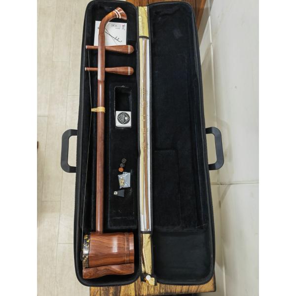 セット内容：二胡、弓、セミハードケース、松脂、交換弦（内弦・外弦）、駒、アジャスター、スポンジ・控制綿ケースはストラップ付で持ち運びやすい！本体及びケースは１年間保証付き！木製楽器なので、直射日光や、暖房などの発熱体、高い湿度を避けて頂く必...
