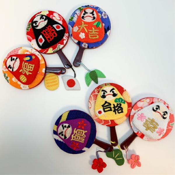 ■商品名だるま 丸鏡 6色 達磨シリーズ■商品について達磨好きのための丸鏡♪ふとしたときに達磨がちらり。あなたのお気に入りを見つけてください。・サイズ高さ:約18cm横：約15.5cm・素材ちりめんレーヨン　鏡■ご注意※お客様のモニター環境...