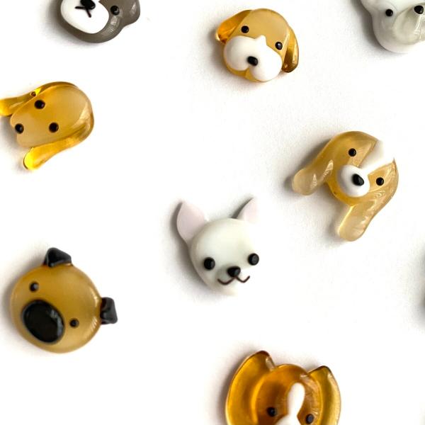 ガラスマスコット 犬可愛いわんこたちがガラスマスコットになって新登場。後ろはひらべったいのでオリジナルのアクセやキーホルダーなど使い方色々。離れていてもいつも一緒に過ごせる素敵なアイテムです。オリジナルの実用品や雑貨製作にいかがでしょうか。...
