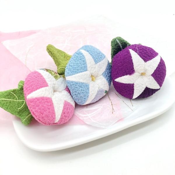 ■商品名季節のお花 朝顔B（小）■商品について季節のお花 朝顔B夏の風物詩ともいえる朝顔の飾り小物♪子どもの頃、観察日記をつけた方も多いのでは？童心に帰るような気持ちにさせてくれる、可愛い朝顔のちりめん細工達、お部屋に飾ればパッと華やかな空...