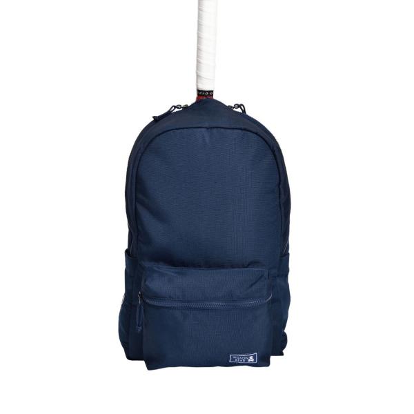 ■品番：WR8015202001■商品名：ONE BEAR BACKPACK■カラー：ネイビー■サイズ：14×30×49cm■素材：ポリエステル■収納：ラケット1本■仕様：・両サイドにドリンク、小物等を収納できるポケット・ハンギング用のルー...