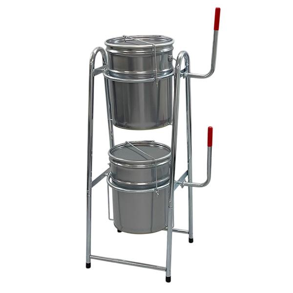 ●缶が落下しないペール缶スタンド。●落下防止金具が新しくなりました。※従来品のL型フック（1ヶ所ねじ止）の場合、充填作業の際に缶の角度が鋭角になるとL型フックがずれ缶が落下する場合がありますので充填作業時には手を添えるなどして落下防止の対策...