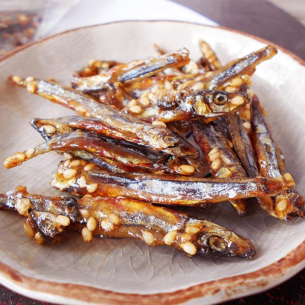 【名称】きびなご加工品【原材料】きびなご、砂糖、醤油、ごま、植物油、調味料（アミノ酸等）（原材料の一部に大豆・小麦を含む）※本製品材料のきびなごは、えび・かにが混ざる漁法で採取しています。【内容量】８５ｇ【「きびなご」とは？】ニシン目・ニシ...